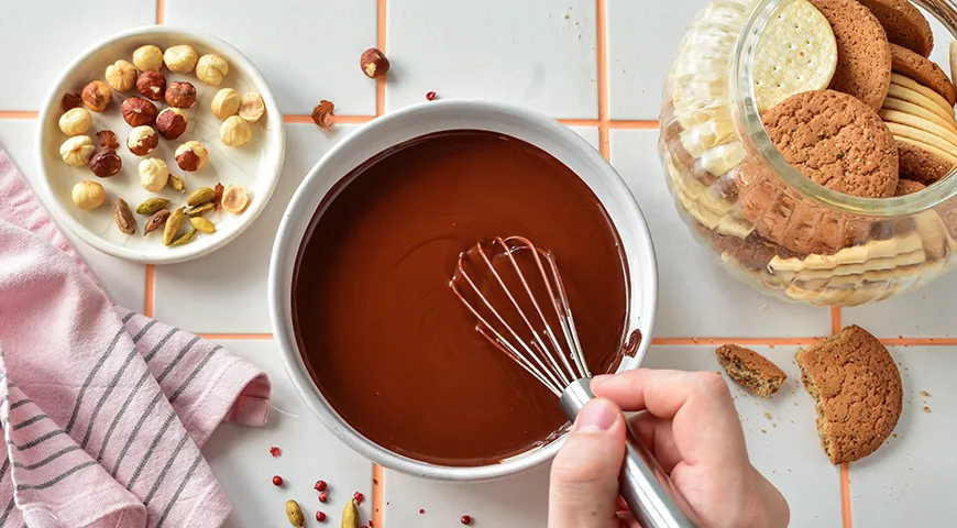 В шоколадную глазурь для сырков можно добавить дробленые орешки, измельченное печенье, вафли или пряники