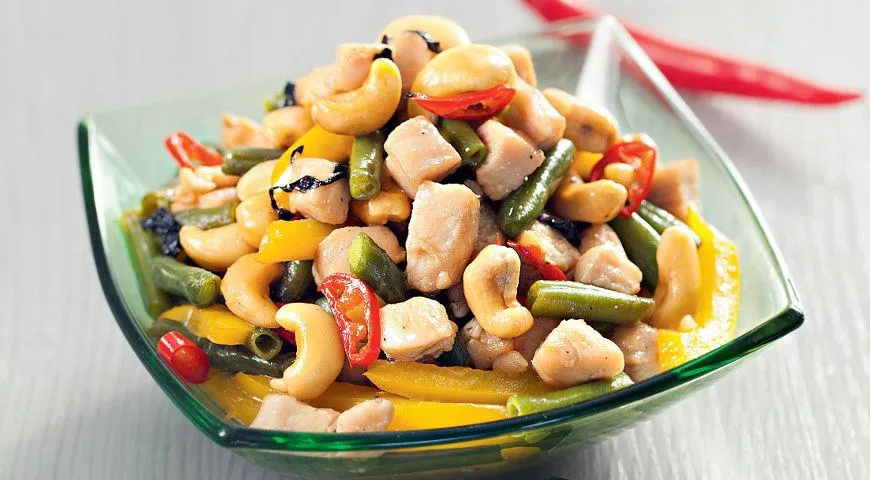 Курица со стручковой фасолью, перцем и кешью