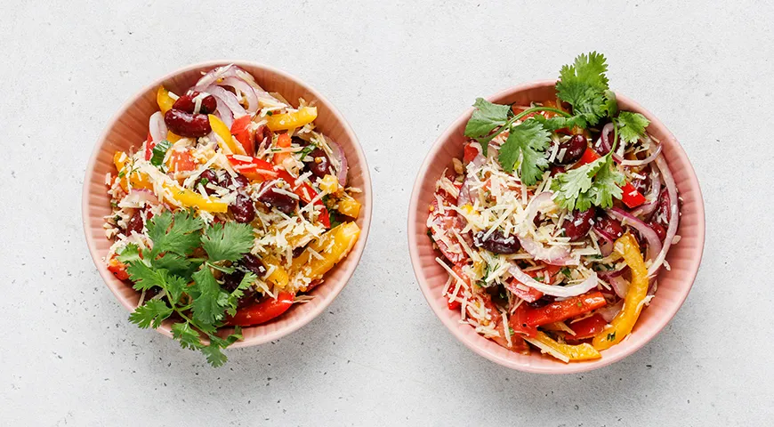 Салат с фасолью, помидорами и сыром