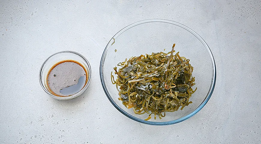 Салат из морской капусты с чили-заправкой