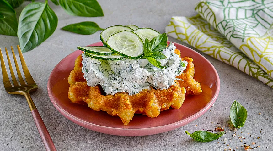 Чафли с творожным сыром, огурцом и зеленью