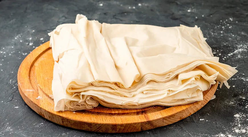 Чтобы разморозить тесто фило, оставьте его в упаковке на сутки в холодильнике, а затем дайте прогреться при комнатной температуре