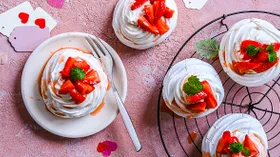 Пирожные мини-Павлова с сырным кремом