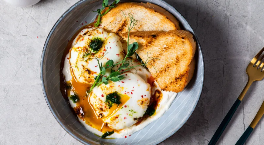 Яйца по-турецки – небанальный завтрак для тех, кто любит яйца и вкусы ближневосточной кухни