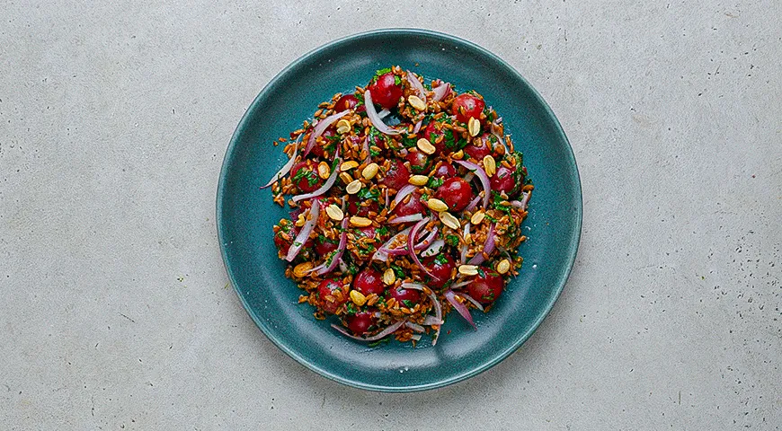 Салат из полбы с виноградом