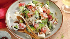 Салат с клубникой, брокколи и фетой