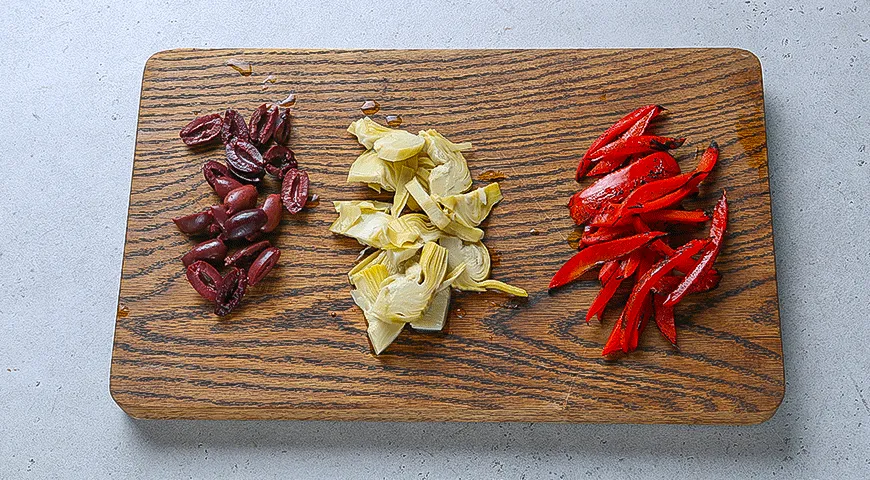 Сэндвич с колбасой, артишоками и оливками