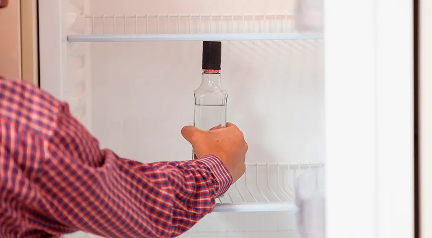 Водку рекомендуется хранить в вертикальном положении в прохладном месте, подальше от источников резких запахов