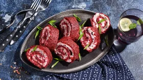 Свекольный рулет с сельдью и творожным сыром