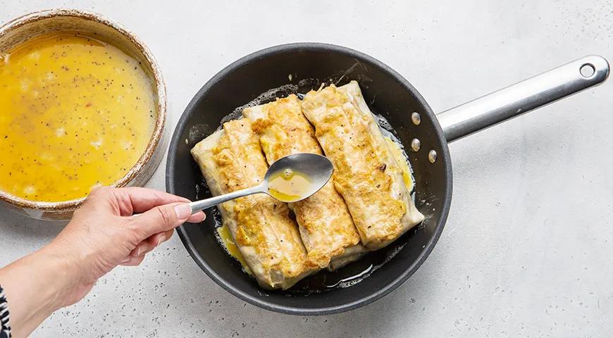 Сосиски в лаваше с сыром и яйцом