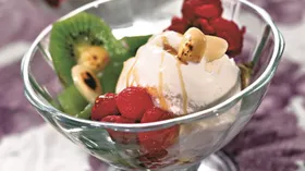 Мороженое и сорбеты с малиной