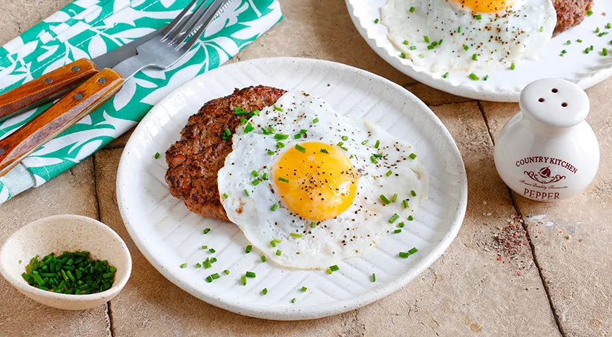 Рецепт бифштекса из фарша с добавлением куриного жира и яйцом в духовке