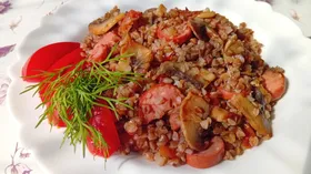 Гречка с шампиньонами, томатами и сосисками