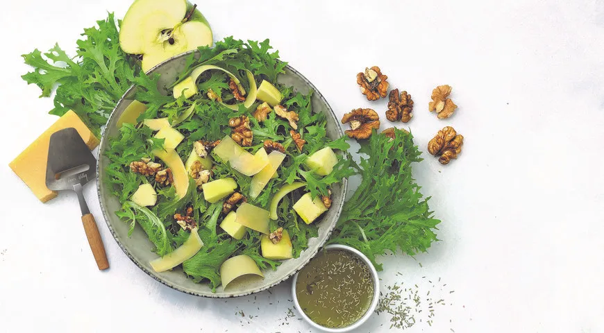 Рецепт салата с пармезаном, яблоком и фриллисом