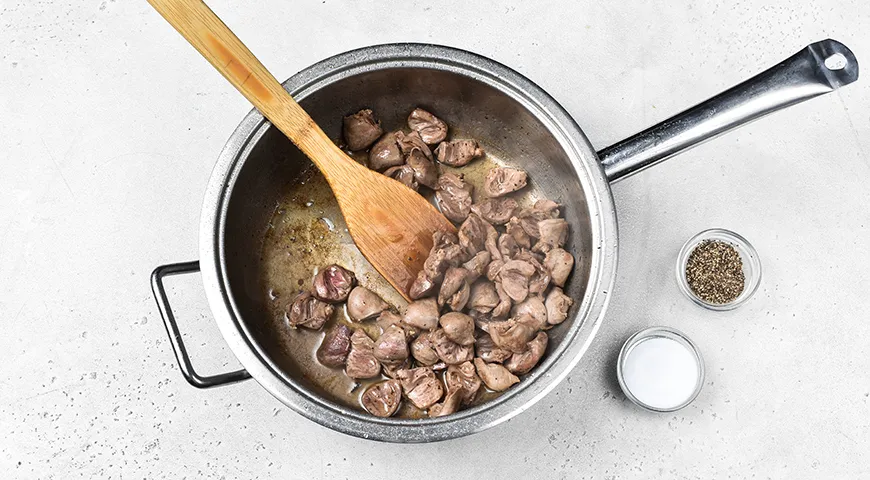 Куриные сердечки, тушенные с солёными огурцами и сметаной