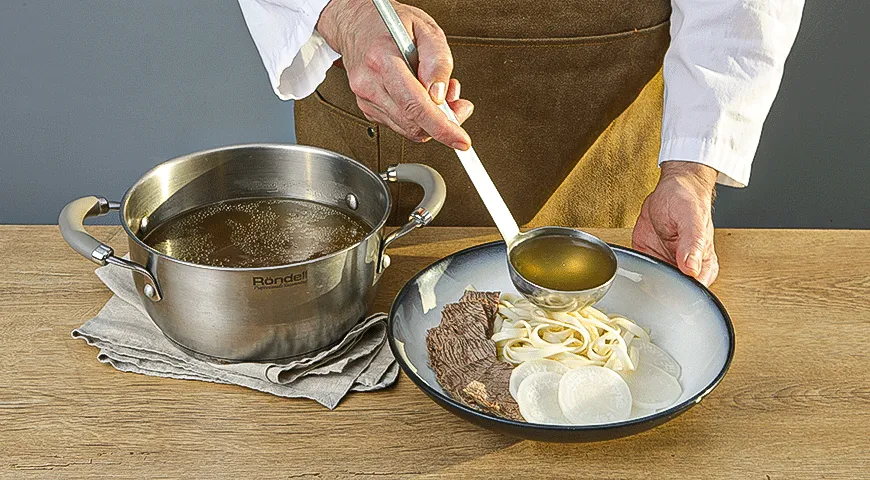 Лапша ланчжоу в говяжьем бульоне