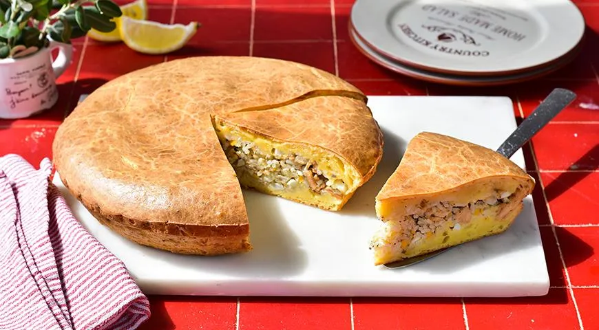 Заливной пирог на ряженке с рыбой и рисом