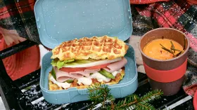 Сэндвичи из картофельных вафель с ветчиной