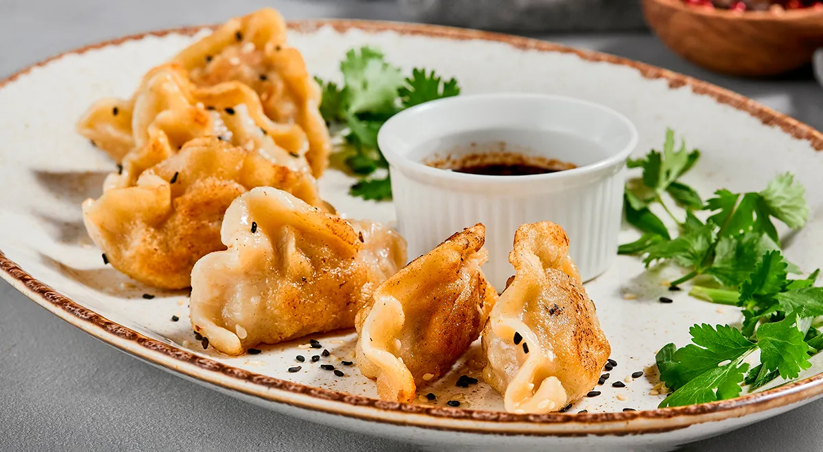 Жареные японские пельмени-гедза