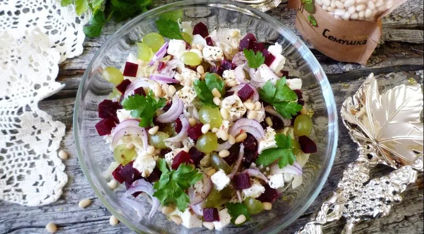 Салат с виноградом, свеклой и кедровыми орешками