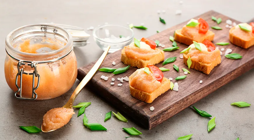 Пробойная икра трески — икорная масса, в которой оболочки икринок частично разрушены