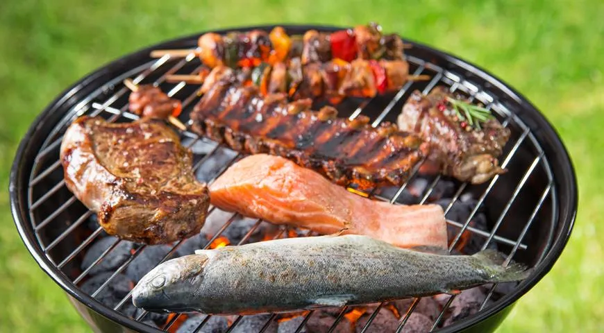 Классика барбекю - мясные стейки, рыба и свиные ребра