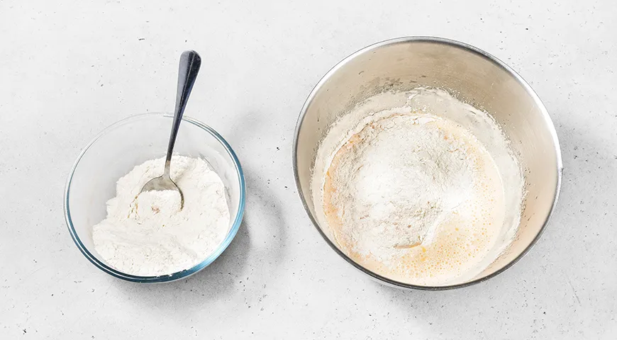 Заливной пирог на кефире с яблоками