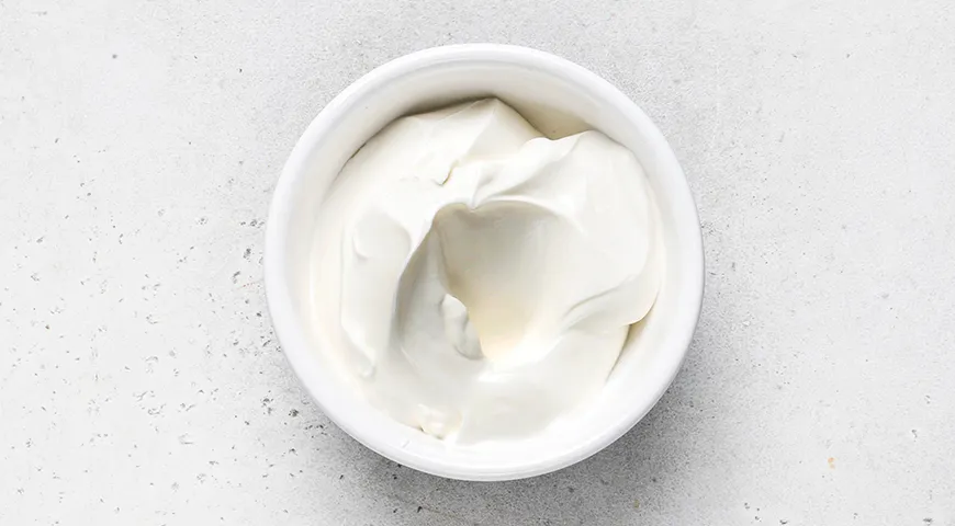 Брокколи со сметаной на сковороде