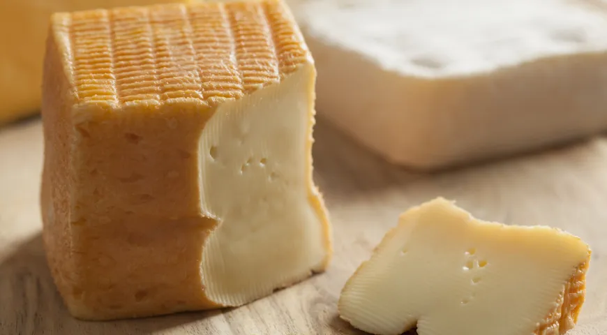 Так выглядит лимбургский сыр, который ел Онегин 
