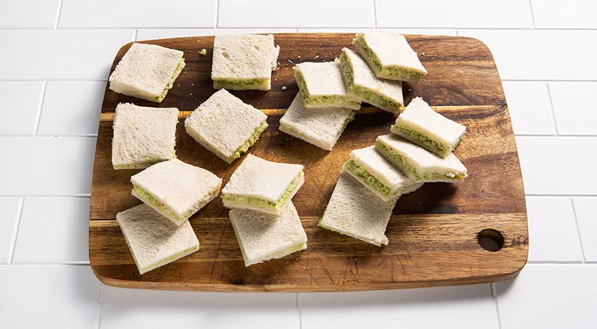 Канапе с творожным сыром, авокадо, красной рыбой и икрой