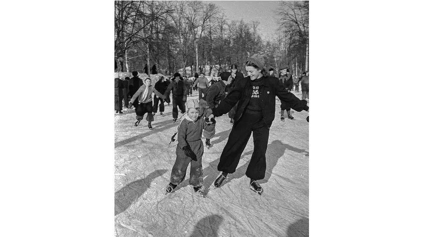 «Молодёжь – на каток!». Февраль 1952 г. Фото Д. Шоломовича. Главархив Москвы