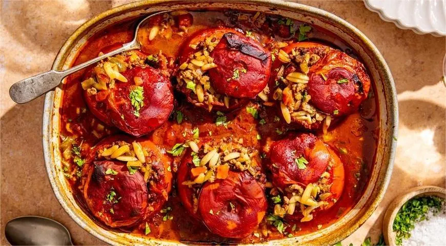 Орзо — отличное дополнение к начинке для фаршированного сладкого перца или помидоров