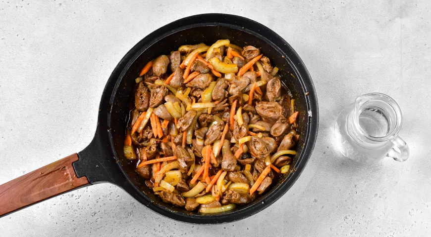 Куриные сердечки, тушенные в сливках, с морковью и луком