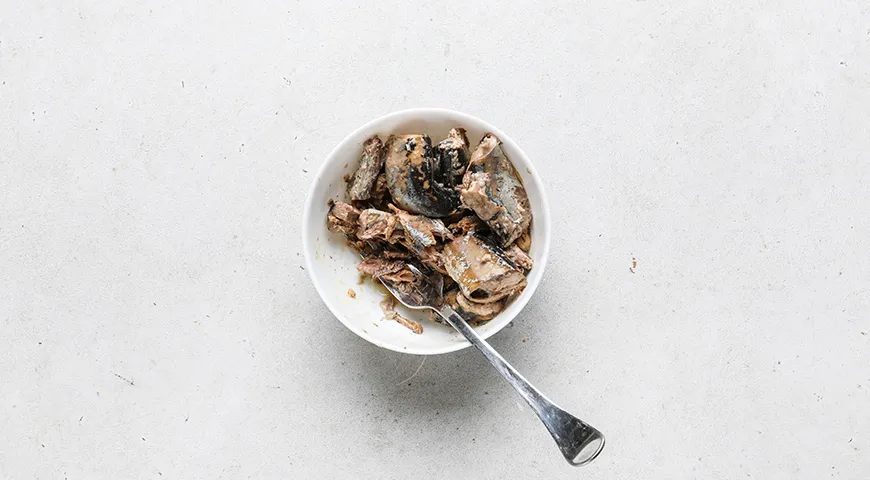 Салат из консервированной сайры с яйцом и рисом