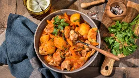 Курица с картошкой в томатной подливке