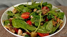 Салат из морского коктейля с помидорами