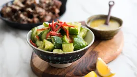 Огуречный салат с заправкой из маринованного имбиря и васаби