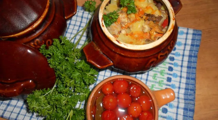 Горшочки с мясным ассорти и лесными грибами