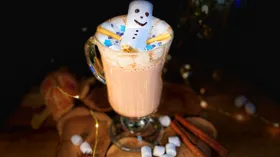 Какао с маршмеллоу в виде снеговичков для детей