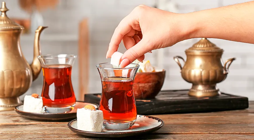 Чаще всего сахар-рафинад добавляют в чай
