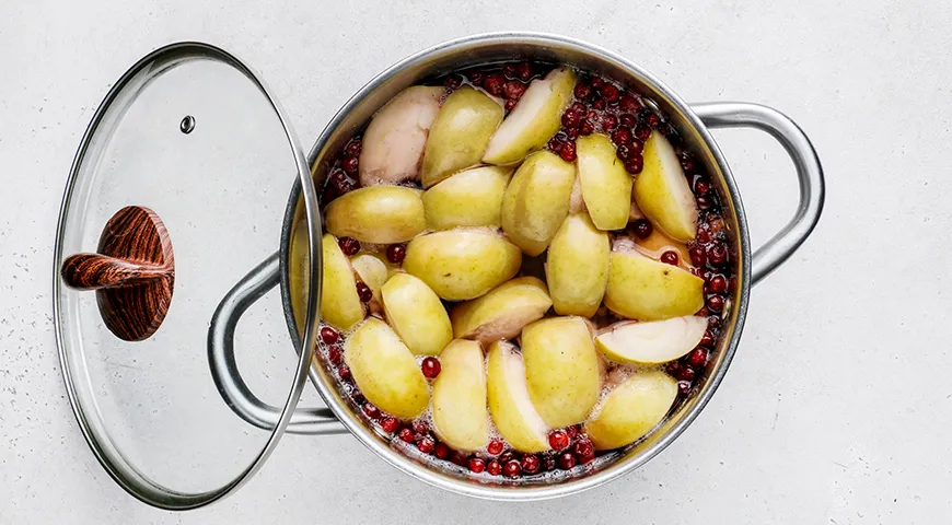 Компот из яблок и клюквы