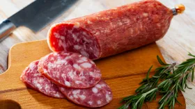 Диетолог рассказала, какая болезнь проявляется из-за любви к сырокопченой колбасе