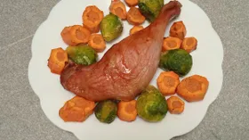 Утиная ножка, маринованная с медом и запеченная с овощами