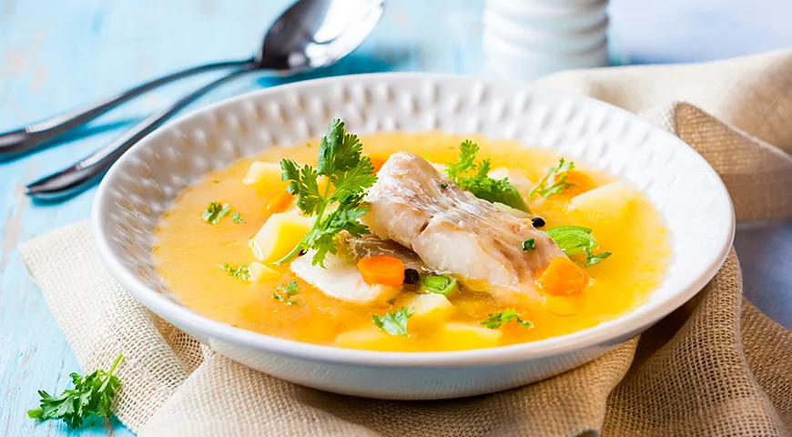 Уха или рыбный суп — один из вариантов быстрого горячего супа для лета