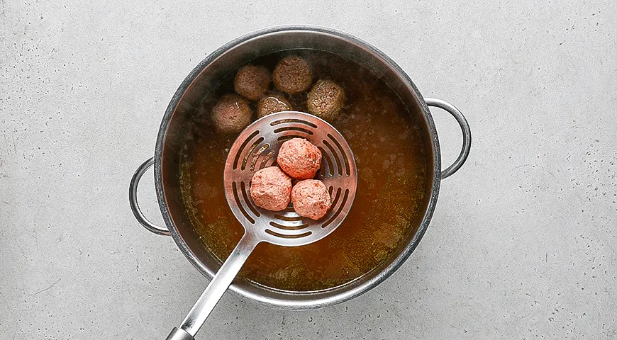 Суп с фрикадельками, шпинатом и песто