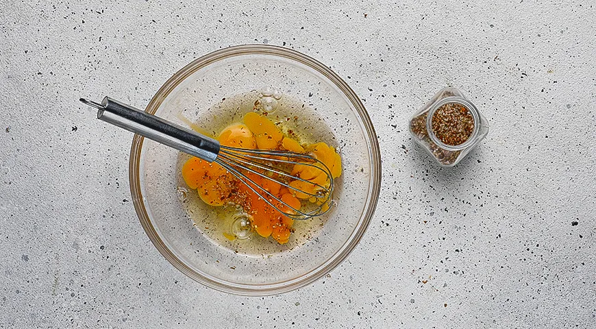 Жареный адыгейский сыр с яйцом