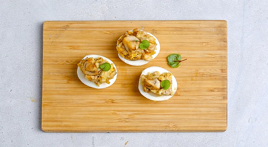 Фаршированные яйца с жареными шампиньонами