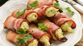 Рулетики из бекона с сыром и яйцами