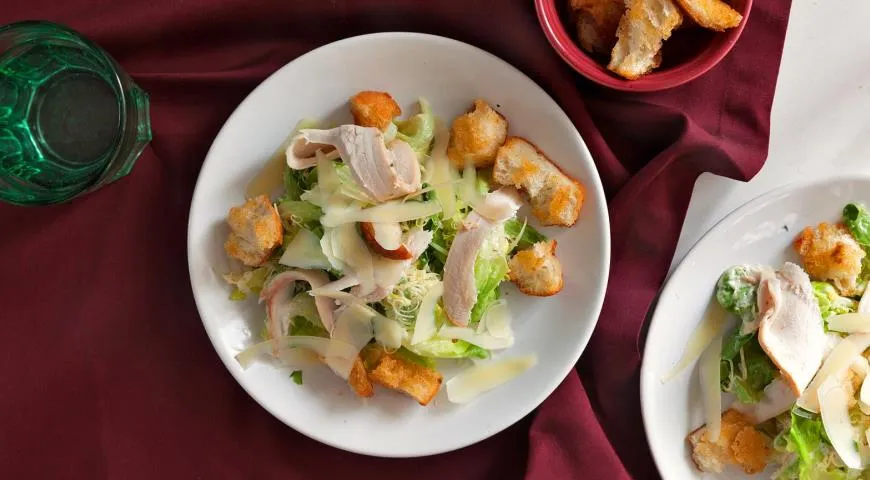 Хрустящий салат с курицей и теплым соусом