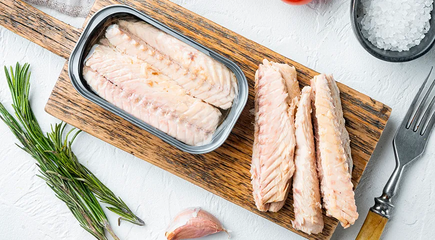 Для консервации скумбрию фасуют крупными частями